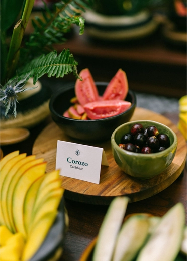 Corozo, mango e guava serviti su un tavolo di legno durante una degustazione privata di frutta colombiana