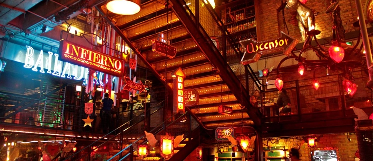 Eclectic 'Infierno' staircase decor at Andrés Carne de Res