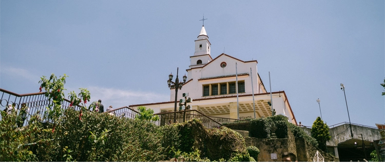 Santuario de Monserrate en la cima