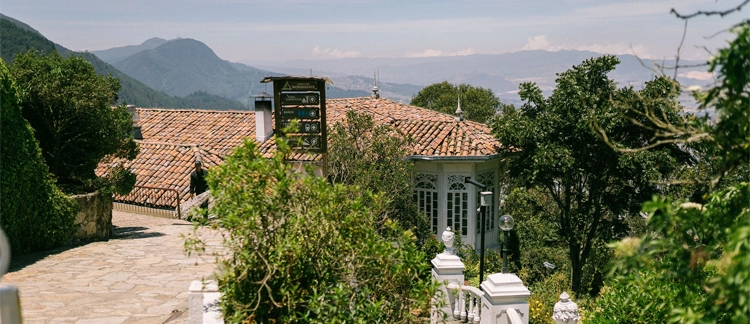 Tejados de Casa Santa Clara con vistas a los Andes
