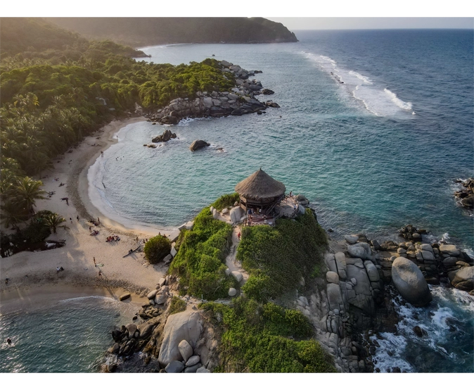 Vista aérea del Parque Tayrona en Santa Marta, Colombia, con playa, bahía y kiosko sobre rocas
