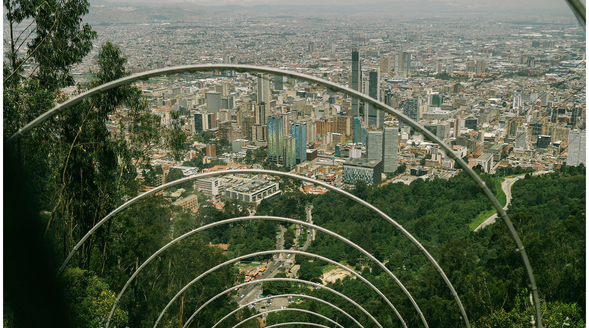 Vista panorámica de Bogotá desde Monserrate a través de los icónicos arcos metálicos.